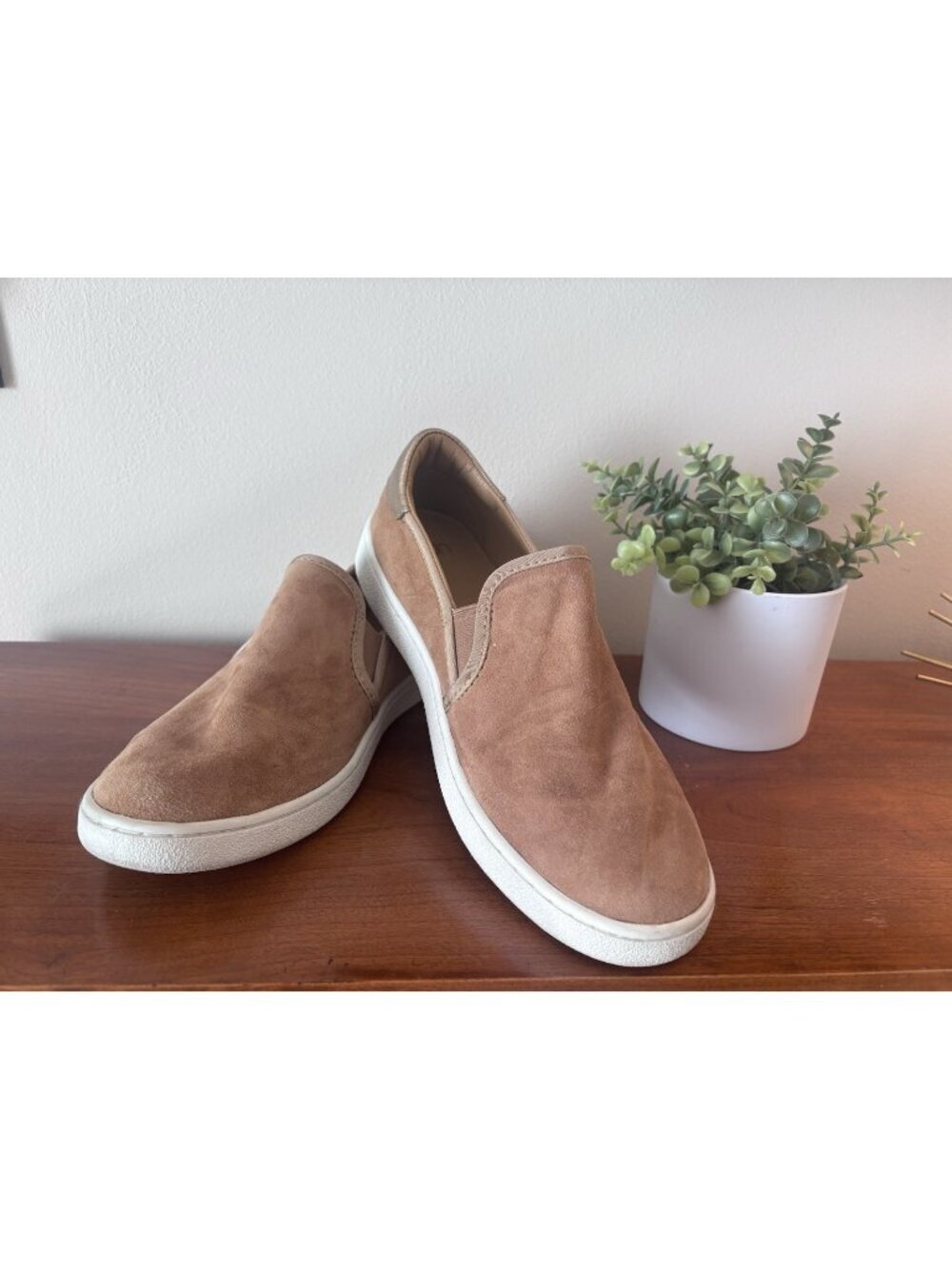 UGG Cas Womens Size 8.5 Brown Suede Leather Slip-On Casual Sneaker 1019217